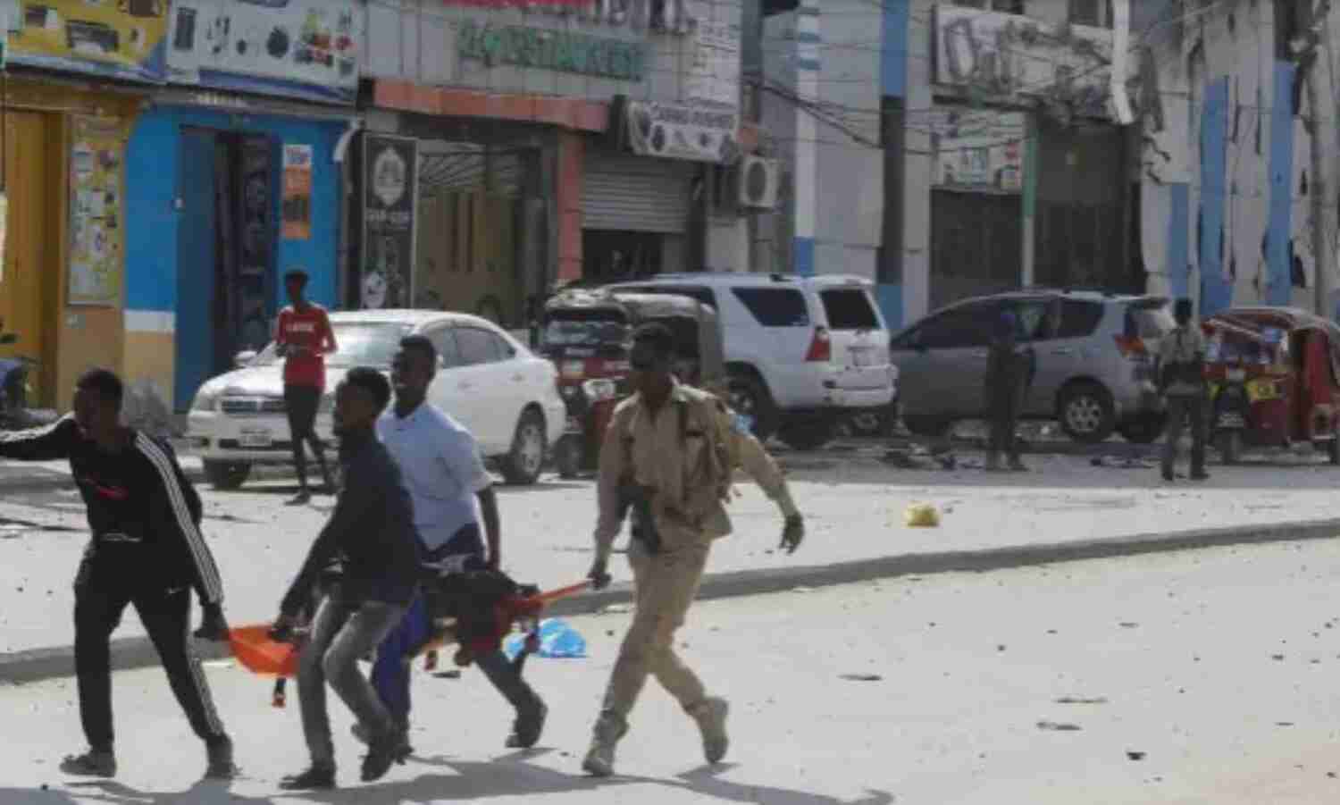 कार में हुए बम धमाके-एक सैकड़ा लोगों की मौत- चारों तरफ तबाही का मंजर