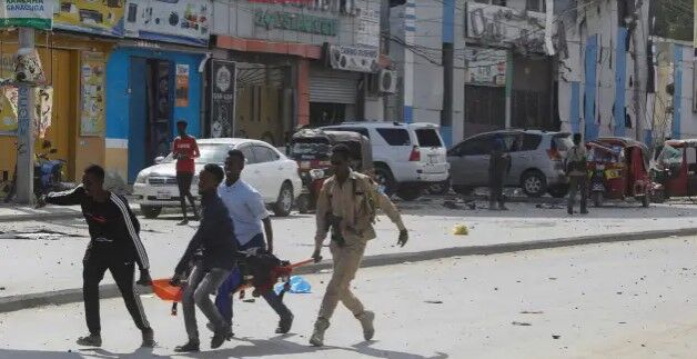 कार में हुए बम धमाके-एक सैकड़ा लोगों की मौत- चारों तरफ तबाही का मंजर