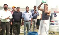 बीजेपी सांसद की चुनौती स्वीकार कर अफसर ने किया ऐसे पानी में स्नान