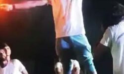 खतरनाक स्टंट दिखा रहे युवक की दाढ़ी में लग गई आग और फिर.. खतरनाक स्टंट दिखा रहे युवक की दाढ़ी में लग गई आग और फिर..