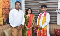 मंत्री कपिल देव ने यूपी PCS में चयन होने पर शॉल ओढ़ाकर दिया सम्मान मंत्री कपिल देव ने यूपी PCS में चयन होने पर शॉल ओढ़ाकर दिया सम्मान