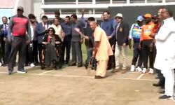 जब मुख्यमंत्री योगी बने बल्लेबाज - लगाया स्टेट ड्राइव जब मुख्यमंत्री योगी बने बल्लेबाज - लगाया स्टेट ड्राइव