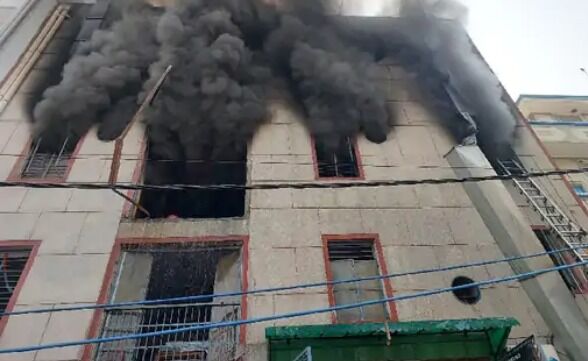 प्लास्टिक फैक्ट्री में लगी आग- 2 लोगों की मौत- आंकड़ा बढ़ने की आशंका