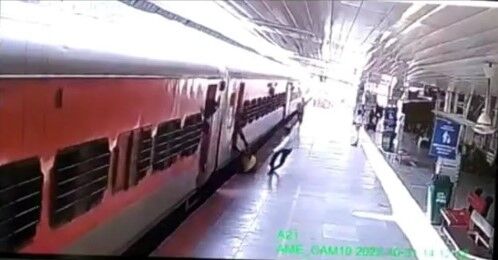 फरिश्ता बने टीटीई ने ट्रेन से गिरी महिला की ऐसे बचाई जान-देखते रहे गए.