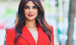 देसी गर्ल तीन साल बाद लौटी देश देसी गर्ल तीन साल बाद लौटी देश