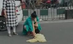 साड़ी ने करा दिया बवाल- बीच सड़क पर महिला ने फूंकी साड़ी तो कारोबारी.. साड़ी ने करा दिया बवाल- बीच सड़क पर महिला ने फूंकी साड़ी तो कारोबारी..