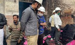 पेपर मिल में लगी आग-कागज के साथ दो लोग जिंदा जले- कई लापता पेपर मिल में लगी आग-कागज के साथ दो लोग जिंदा जले- कई लापता