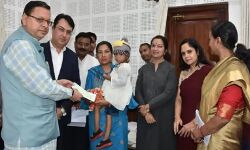 कांस्टेबल की पत्नी को CM ने सौंपा 50 लाख का चेक-ऐसे हुई थी मौत