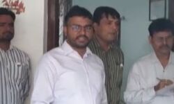 डीएम खडे थे दफ्तर में-फोन पे अफसर बता रहा था खुद को डयूटी पर और फिर डीएम खडे थे दफ्तर में-फोन पे अफसर बता रहा था खुद को डयूटी पर और फिर