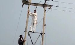 जब विधायक ही बन गए लाइनमैन और जोड़ दी गांव वालों की बिजली जब विधायक ही बन गए लाइनमैन और जोड़ दी गांव वालों की बिजली