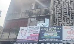 कोचिंग सेंटर बिल्डिंग मे लगी आग- रेस्क्यू कर सकुशल निकालें बच्चे