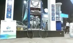 पेट्रोल पंप पर घटतौली-छापेमारी के बाद 5 पेट्रोल पंप सील पेट्रोल पंप पर घटतौली-छापेमारी के बाद 5 पेट्रोल पंप सील