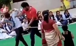 स्टेज पर चढ़े छात्र ने उड़ाये नोट-टीचर ने ली डंडे से खबर स्टेज पर चढ़े छात्र ने उड़ाये नोट-टीचर ने ली डंडे से खबर