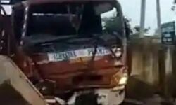 ट्रक की टक्कर से उडे ऑटो रिक्शा के परखच्चे- 7 महिलाओं की मौत ट्रक की टक्कर से उडे ऑटो रिक्शा के परखच्चे- 7 महिलाओं की मौत