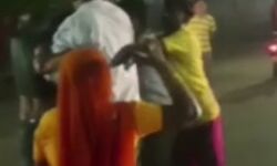 पड़ी महिलाओं की नॉन स्टॉप चप्पल तो नशा गायब हो गया जैसे गधे के.. पड़ी महिलाओं की नॉन स्टॉप चप्पल तो नशा गायब हो गया जैसे गधे के..