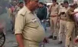 शादी में 6 साल की मासूम से रेप- विरोध में आगजनी, तोड़फोड़ एवं जाम शादी में 6 साल की मासूम से रेप- विरोध में आगजनी, तोड़फोड़ एवं जाम