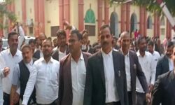 वकीलों का अल्टीमेटम कर गया काम- एसएचओ लाइन हाजिर वकीलों का अल्टीमेटम कर गया काम- एसएचओ लाइन हाजिर