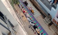 मस्जिद के बजाय सड़क पर बिछाई दरी और पढ़ी गई नमाज-और अब..