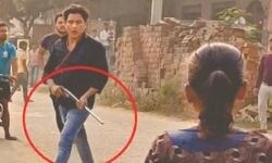 पंक्चर लगवाने के विवाद में भिड़े शाहरुख और सलमान-खूब हुई धांय धांय पंक्चर लगवाने के विवाद में भिड़े शाहरुख और सलमान-खूब हुई धांय धांय