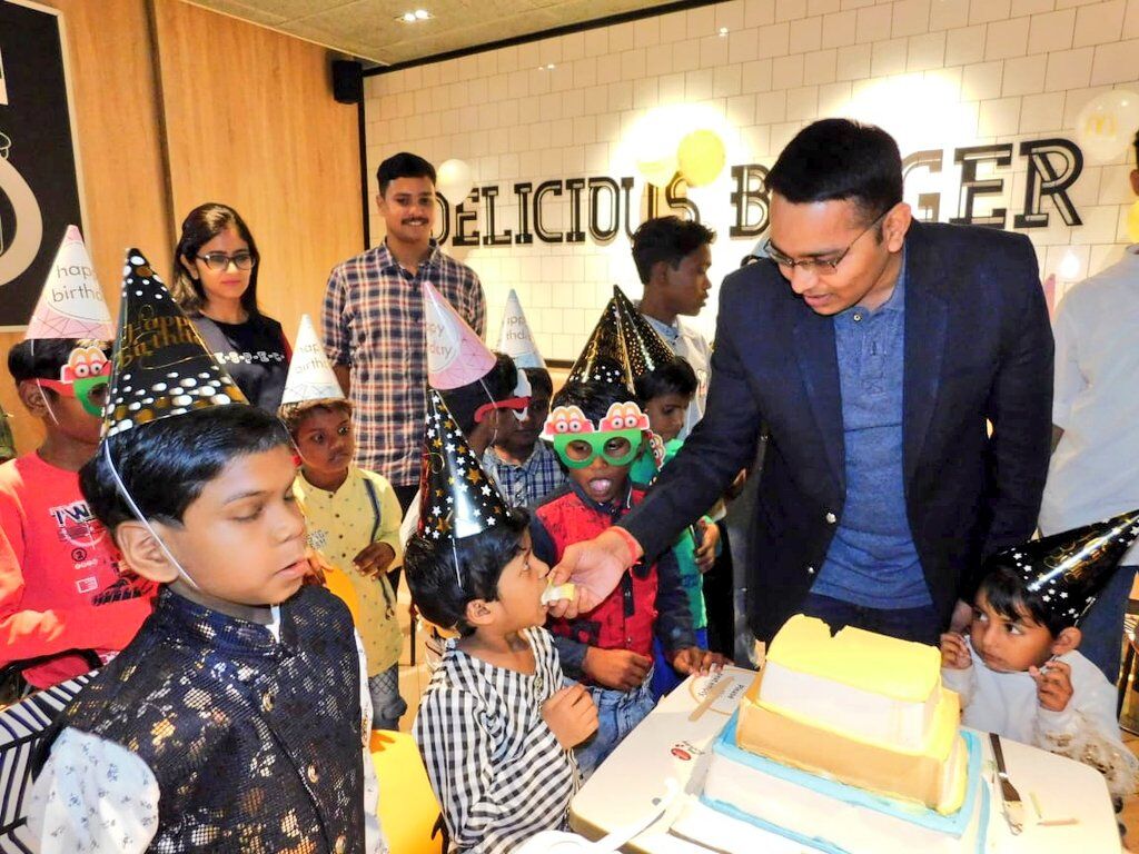 IPS अफसर ने अनाथ बच्चों के संग सेलिब्रेट किया जन्मदिन - बटोरी प्रसंशा