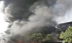 गुटखा फैक्ट्री में लगी आग-आधा दर्जन गाड़ियां आग बुझाने में लगी गुटखा फैक्ट्री में लगी आग-आधा दर्जन गाड़ियां आग बुझाने में लगी