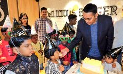 IPS अफसर ने अनाथ बच्चों के संग सेलिब्रेट किया जन्मदिन - बटोरी प्रसंशा IPS अफसर ने अनाथ बच्चों के संग सेलिब्रेट किया जन्मदिन - बटोरी प्रसंशा