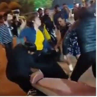 बीच सड़क लड़कियों ने चलाये लात, घूंसे और बेल्ट-वीडियों वायरल बीच सड़क लड़कियों ने चलाये लात, घूंसे और बेल्ट-वीडियों वायरल