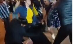 बीच सड़क लड़कियों ने चलाये लात, घूंसे और बेल्ट-वीडियों वायरल बीच सड़क लड़कियों ने चलाये लात, घूंसे और बेल्ट-वीडियों वायरल