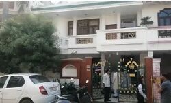 दूसरों का घर खंगालने वाले इंकमटैक्स अफसर के घर चोरों का धावा दूसरों का घर खंगालने वाले इंकमटैक्स अफसर के घर चोरों का धावा