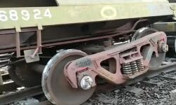 रेलवे स्टेशन के समीप टूटा ट्रैक-बेपटरी हुई मालगाड़ी- मचा हड़कंप