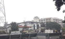 छात्र संघ चुनाव की मांग- पेट्रोल लेकर टावर पर चढे छात्र- मचा हड़कंप छात्र संघ चुनाव की मांग- पेट्रोल लेकर टावर पर चढे छात्र- मचा हड़कंप