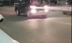 बोनट पर बैठी लड़की ने किया स्टंट- काटा बवाल, अब पुलिस रही ढूंढ