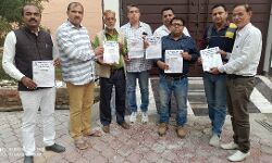 नगर निकाय चुनाव में उतरने जा रही आम आदमी पार्टी ने शुरु किए आवेदन पत्र बांटने नगर निकाय चुनाव में उतरने जा रही आम आदमी पार्टी ने शुरु किए आवेदन पत्र बांटने