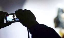 पुजारी पर प्यार का खुमार, शादी से इंकार तो कर दी ऐसी फोटो वायरल पुजारी पर प्यार का खुमार, शादी से इंकार तो कर दी ऐसी फोटो वायरल