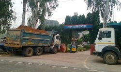 अवैध खनन और ओवरलोडिंग पर पुलिस का चाबुक- कई डंपर सीज