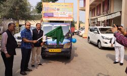सीडीओ ने प्रचार वाहन को हरी झंडी दिखाकर किया रवाना