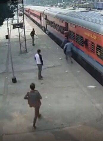 किस्मत हुई मेहरबान तो ट्रेन में फंसे यात्री की ऐसे बच गई जान किस्मत हुई मेहरबान तो ट्रेन में फंसे यात्री की ऐसे बच गई जान
