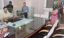 जन शिकायतें सुन रहे डीएम के सामने फरियादियों ने रोया अपना दुखड़ा