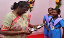 मुर्मू स्कूल एवं छात्रावास का दौरा करने पर हुई भावुक