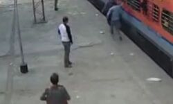 किस्मत हुई मेहरबान तो ट्रेन में फंसे यात्री की ऐसे बच गई जान
