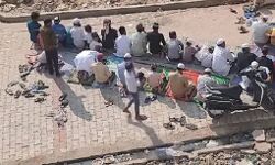 मस्जिद के बाहर सड़क पर नमाज -पुलिस ने दर्ज की अब एफआईआर मस्जिद के बाहर सड़क पर नमाज -पुलिस ने दर्ज की अब एफआईआर