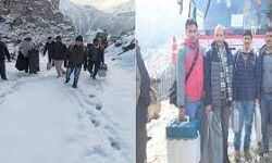 बर्फबारी के बीच 14 किमी पैदल चस्क भटोरी मतदान केंद्र पहुंचे लोग बर्फबारी के बीच 14 किमी पैदल चस्क भटोरी मतदान केंद्र पहुंचे लोग