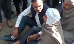 केन मैनेजर को बनाया बंधक- बंद करा दी गन्ने की तौल- उठाई यह डिमांड केन मैनेजर को बनाया बंधक- बंद करा दी गन्ने की तौल- उठाई यह डिमांड