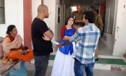 गाने की शूटिंग कर रही थी विदेशी अभिनेत्री और फोन हो गया..