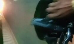 सड़क पर बाइक दौड़ाते हुए लहराया पिस्टल- अब भाई को ढूंढ रही पुलिस सड़क पर बाइक दौड़ाते हुए लहराया पिस्टल- अब भाई को ढूंढ रही पुलिस