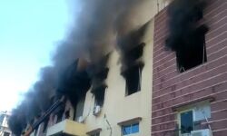 एलईडी बल्ब कारखाने में लगी आग- मची अफरा तफरी एलईडी बल्ब कारखाने में लगी आग- मची अफरा तफरी