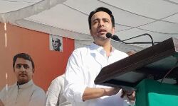 रैली में इस नेता की तरफ इशारा कर गए जयंत- मिलेगा मेहनत का फल रैली में इस नेता की तरफ इशारा कर गए जयंत- मिलेगा मेहनत का फल