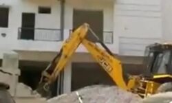 विकास प्राधिकरण ने आज चलाया अवैध बिल्डिंग पर हथौड़ा विकास प्राधिकरण ने आज चलाया अवैध बिल्डिंग पर हथौड़ा