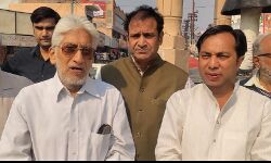 शहर कांग्रेस ने जवाहरलाल नेहरू की मूर्ति पर किये पुष्प अर्पित