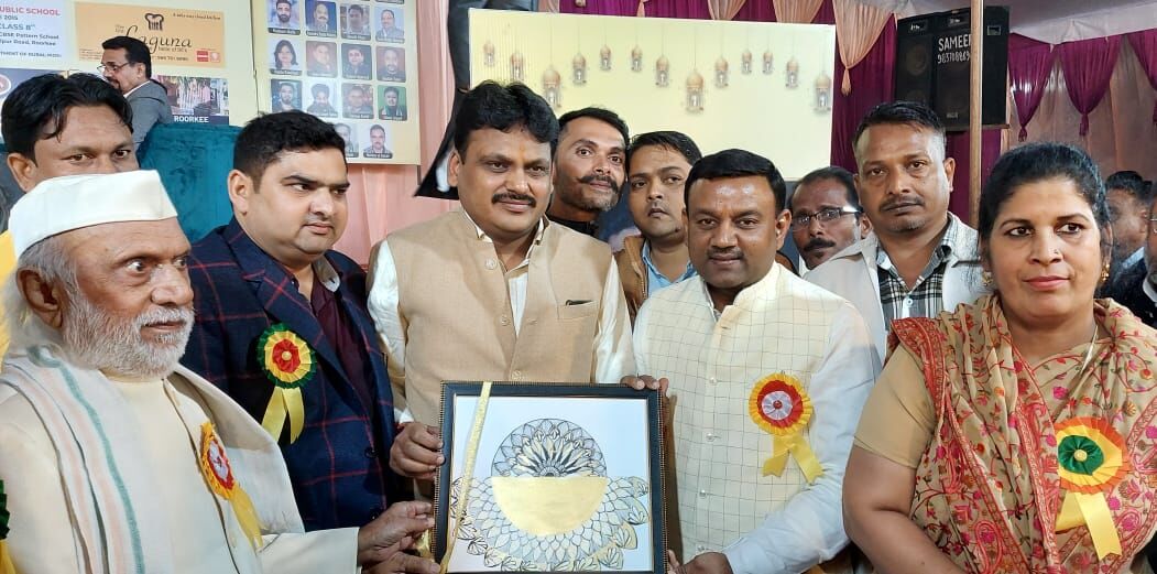 कवि सम्मेलन व मुशायरे का आगाज- पूर्व मुख्यमंत्री रहे मौजूद कवि सम्मेलन व मुशायरे का आगाज- पूर्व मुख्यमंत्री रहे मौजूद